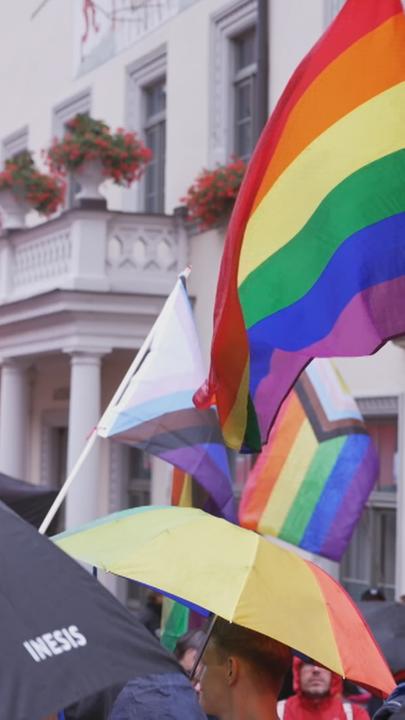 Regenbogenfahnen sind bei einem CSD zu sehen.