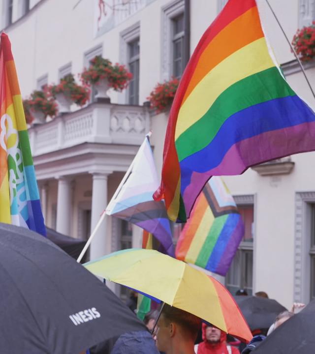 Regenbogenfahnen sind bei einem CSD zu sehen.