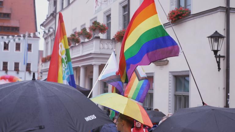Regenbogenfahnen sind bei einem CSD zu sehen.