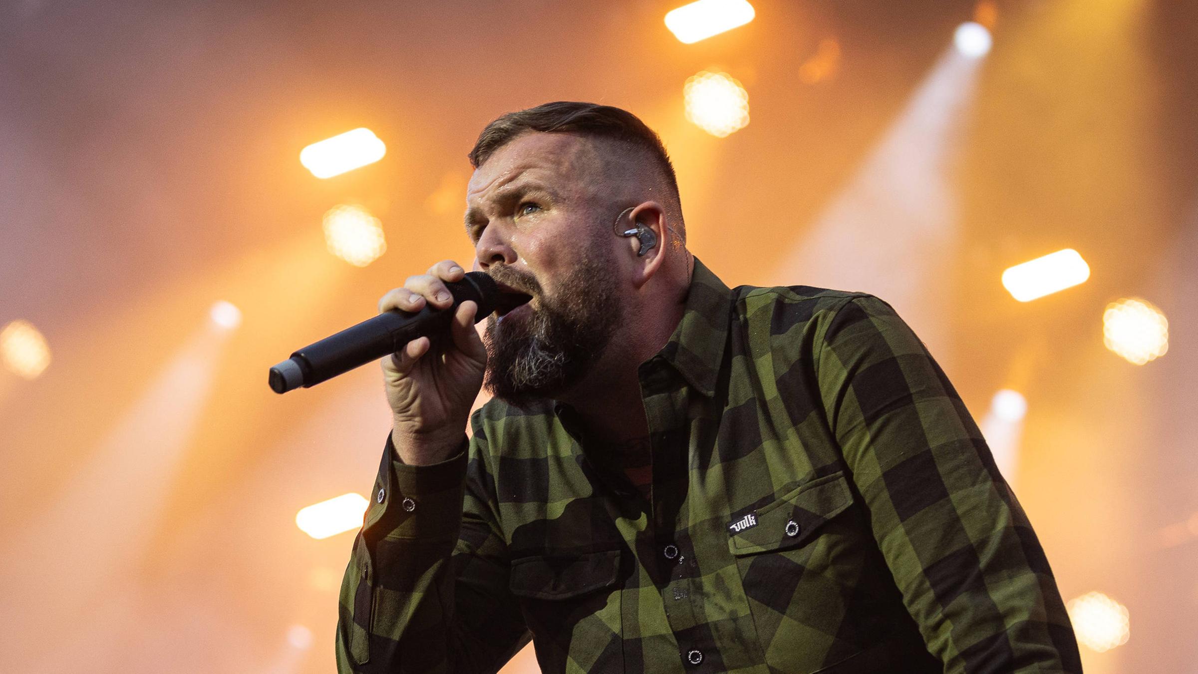 Sänger Jan „Monchi“ Gorkow der Band Feine Sahne Fischfilet während eines Konzerts bei Rock am Ring 2025 am 06.06.2025.