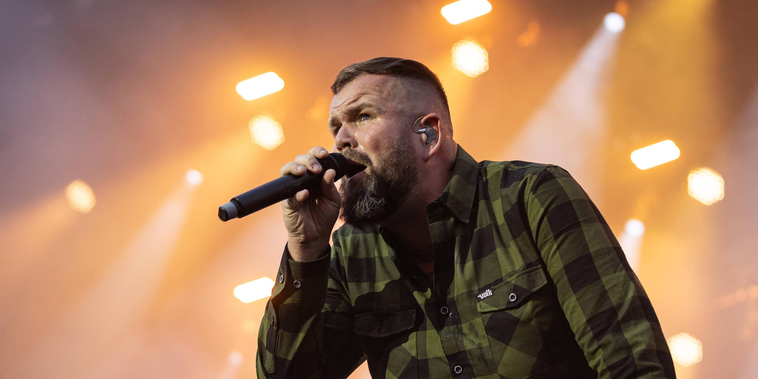 Sänger Jan „Monchi“ Gorkow der Band Feine Sahne Fischfilet während eines Konzerts bei Rock am Ring 2025 am 06.06.2025.