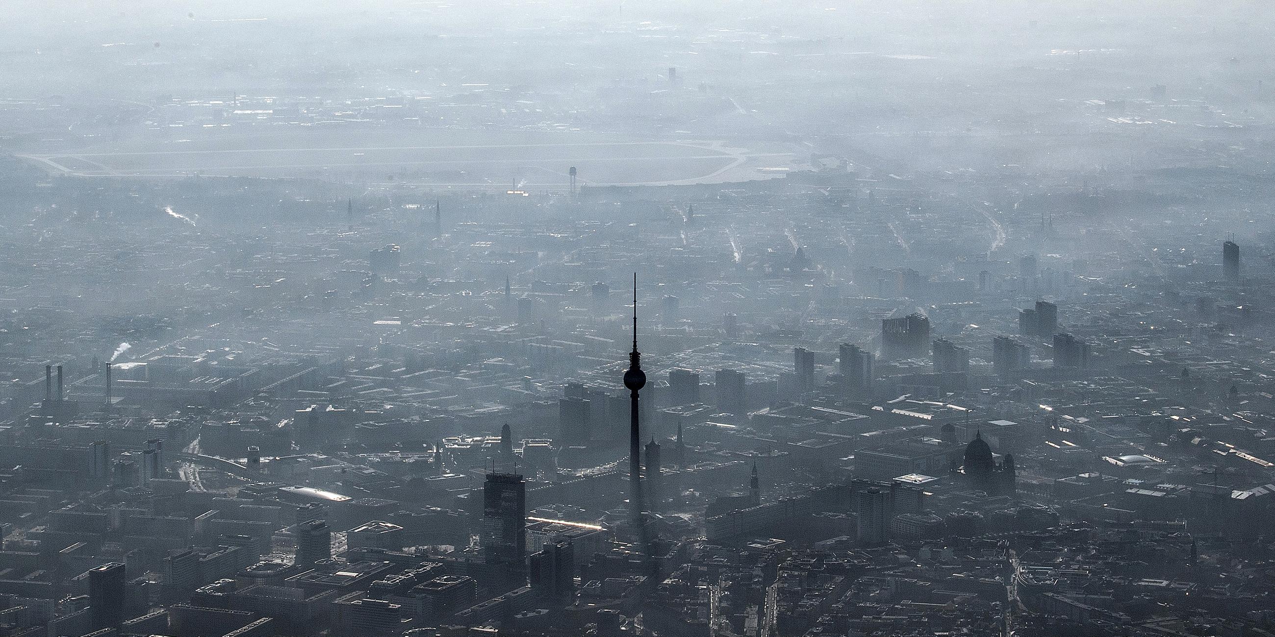 Unter einer Dunstglocke liegt der Fernsehturm am Alexanderplatz