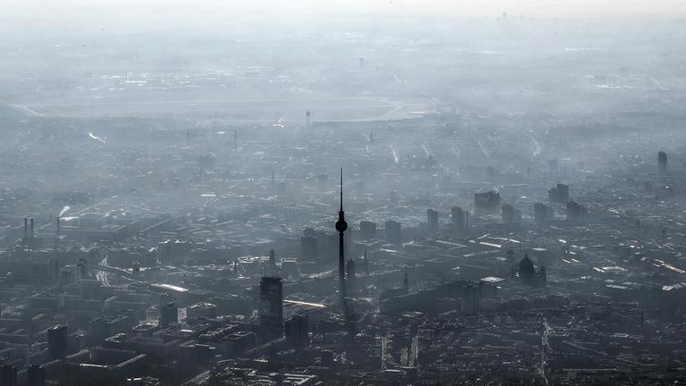 Unter einer Dunstglocke liegt der Fernsehturm am Alexanderplatz