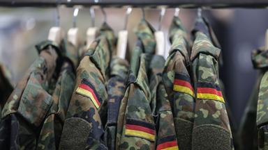 Feldjacken hängen am Stand der Bundeswehr.