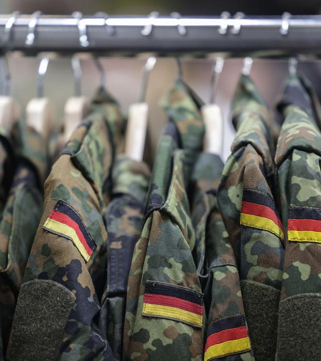 Feldjacken hängen am Stand der Bundeswehr.