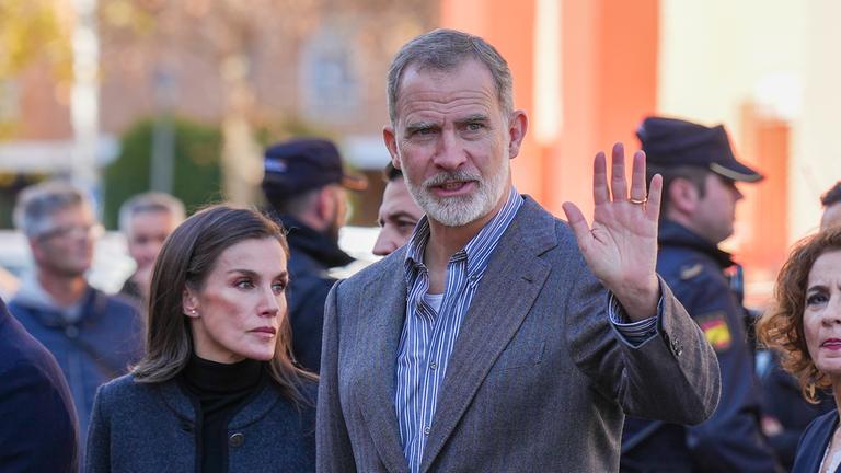 König Felipe spendet Trost nach Zugunglück