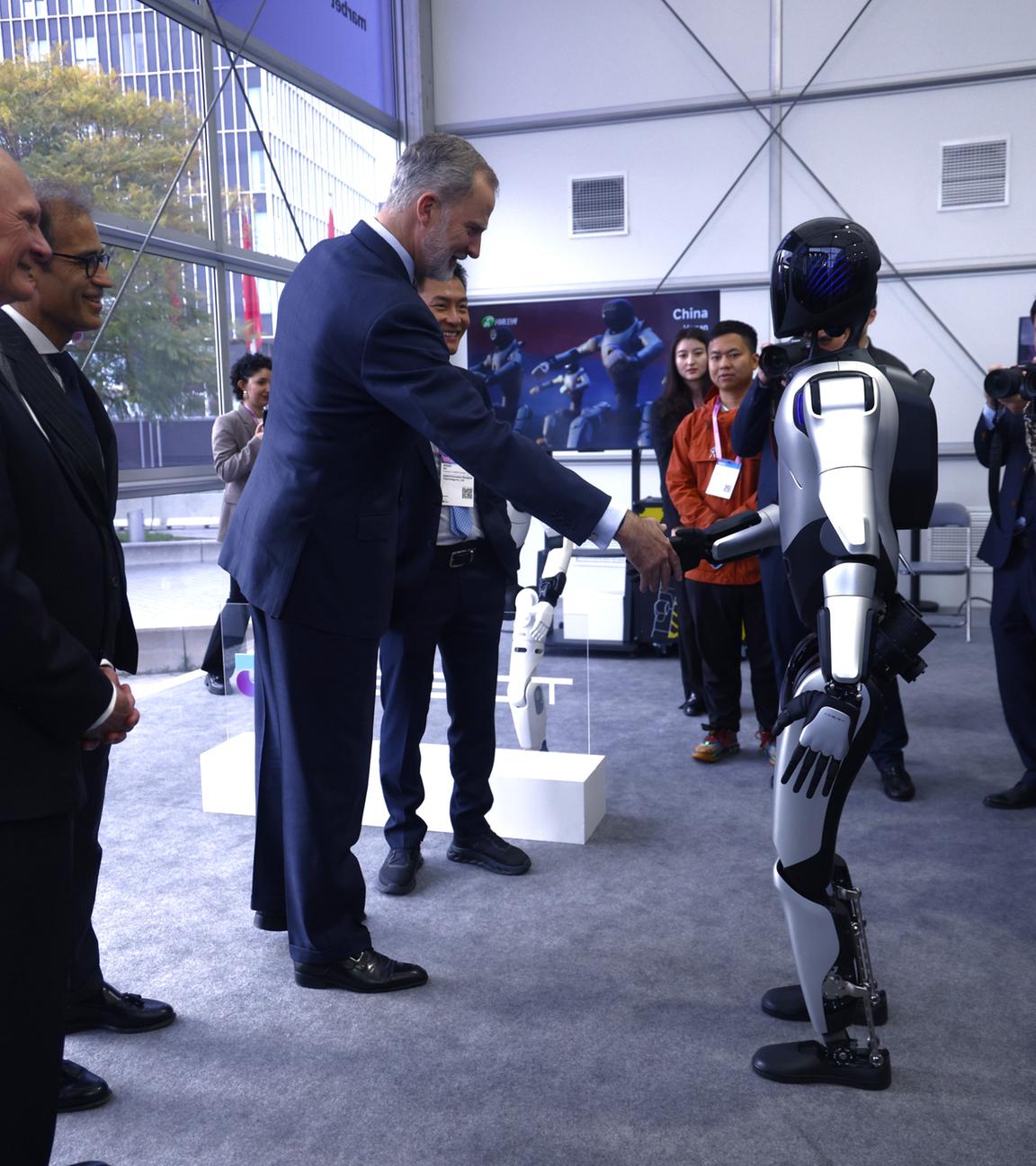 König Felipe von Robotern begrüßt