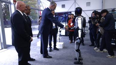 König Felipe von Robotern begrüßt