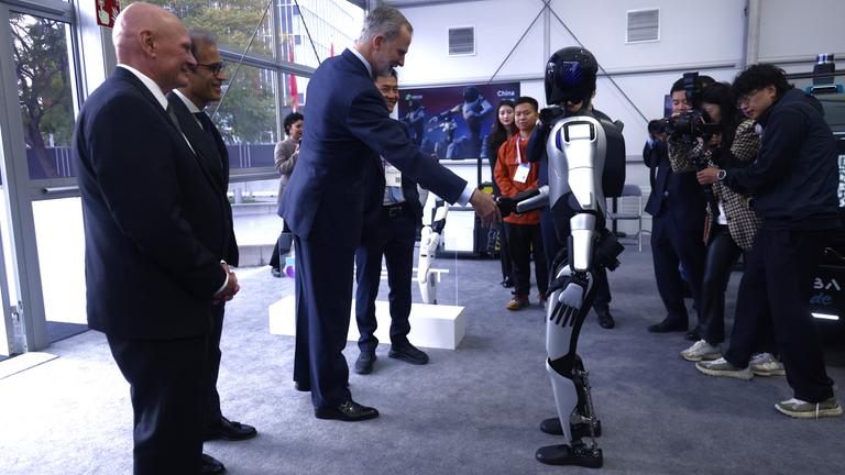 König Felipe von Robotern begrüßt