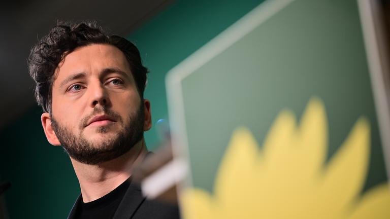 Felix Banaszak, Bundesvorsitzender von Bündnis 90/Die Grünen, spricht während einer Pressekonferenz.