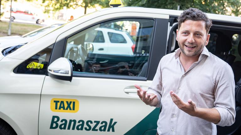 Felix Banaszak, Bundesvorsitzender von BÜNDNIS 90/DIE GRÜNEN, startet zu seiner Sommertour 2026 unter dem Motto „Taxi Banaszak“.