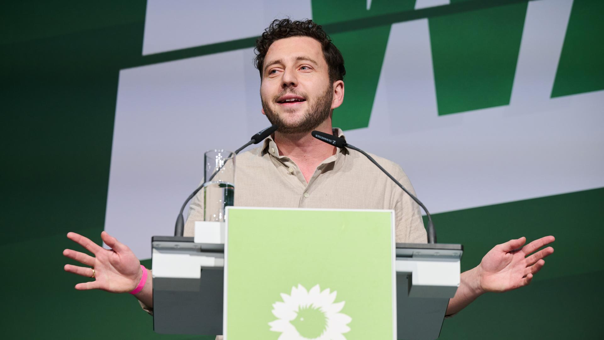 Berlin: Felix Banaszak, Bundesvorsitzender der Grünen spricht auf dem Berliner Landesparteitag im Estrel Hotel.