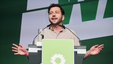 Berlin: Felix Banaszak, Bundesvorsitzender der Grünen spricht auf dem Berliner Landesparteitag im Estrel Hotel.