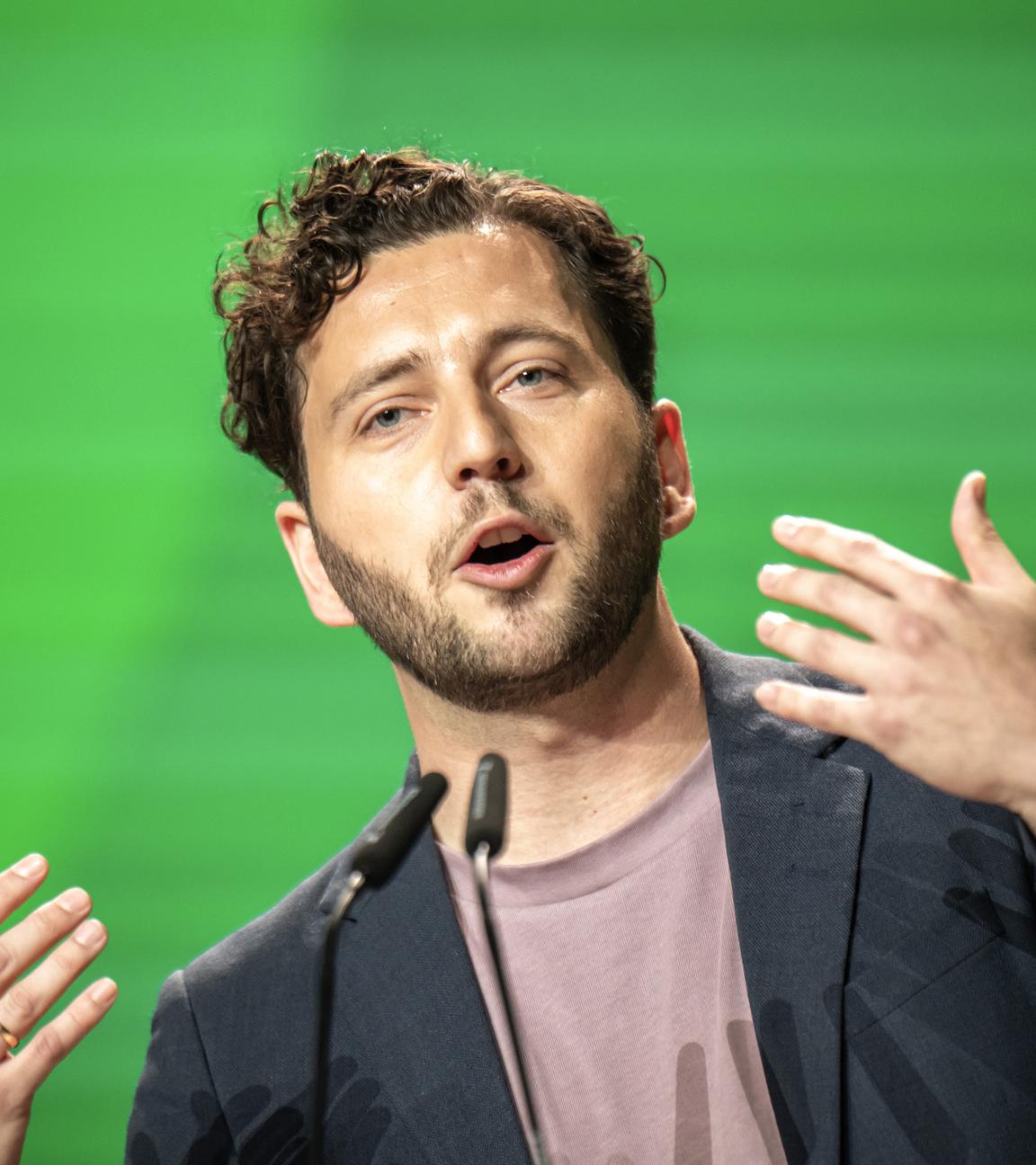 Felix Banaszak spricht bei der Bundesdelegiertenkonferenz der Grünen.