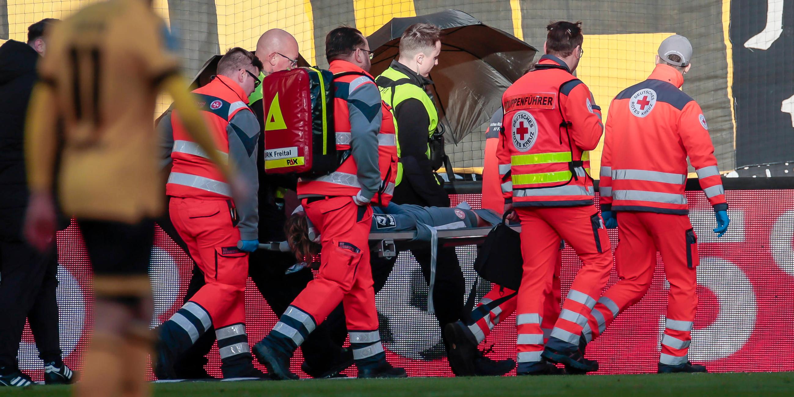 Felix Götze (Rot-Weiss Essen) muss verletzt das Spielfeld verlassen.