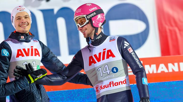 Der Deutsche Felix Hoffmann während des Mixed-Team-Wettbewerbs beim Skispringen-Weltcup auf der Lysgardsbakken-Großschanze in Lillehammer am 21.11.2025. 