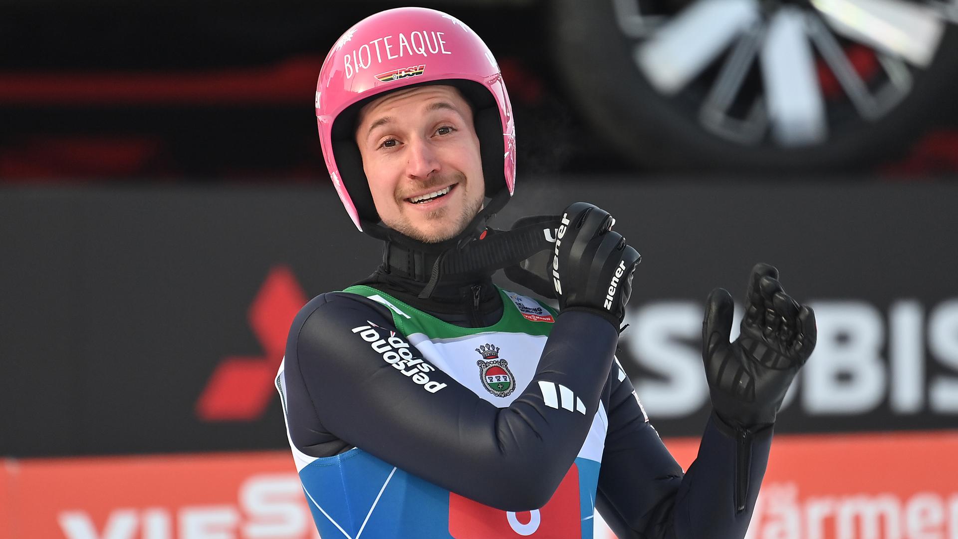 Der deutsche Skispringer Felix Hoffmann zieht sich nach seinem Sprung bei der 74.Vierschanzentournee in Garmisch-Partenkirchen lachend den Halsschutz ab