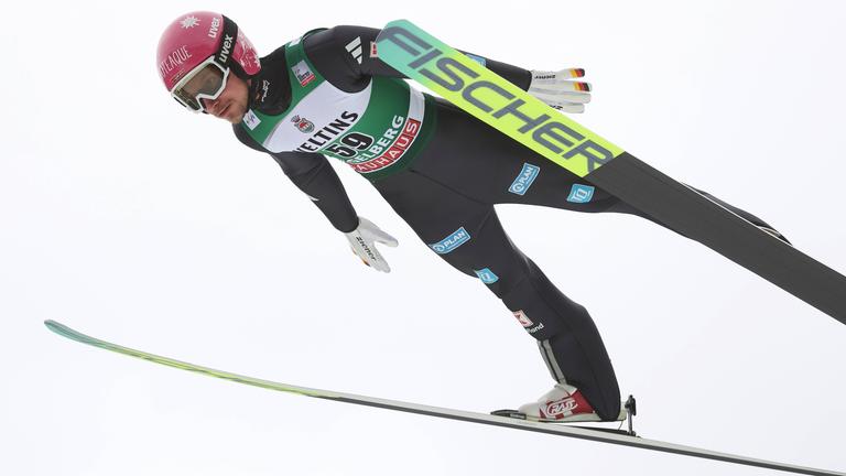 Der deutsche Skispringer Felix Hoffmann startet im Skisprung in die Flugphase beim FIS Weltcup in Engelberg