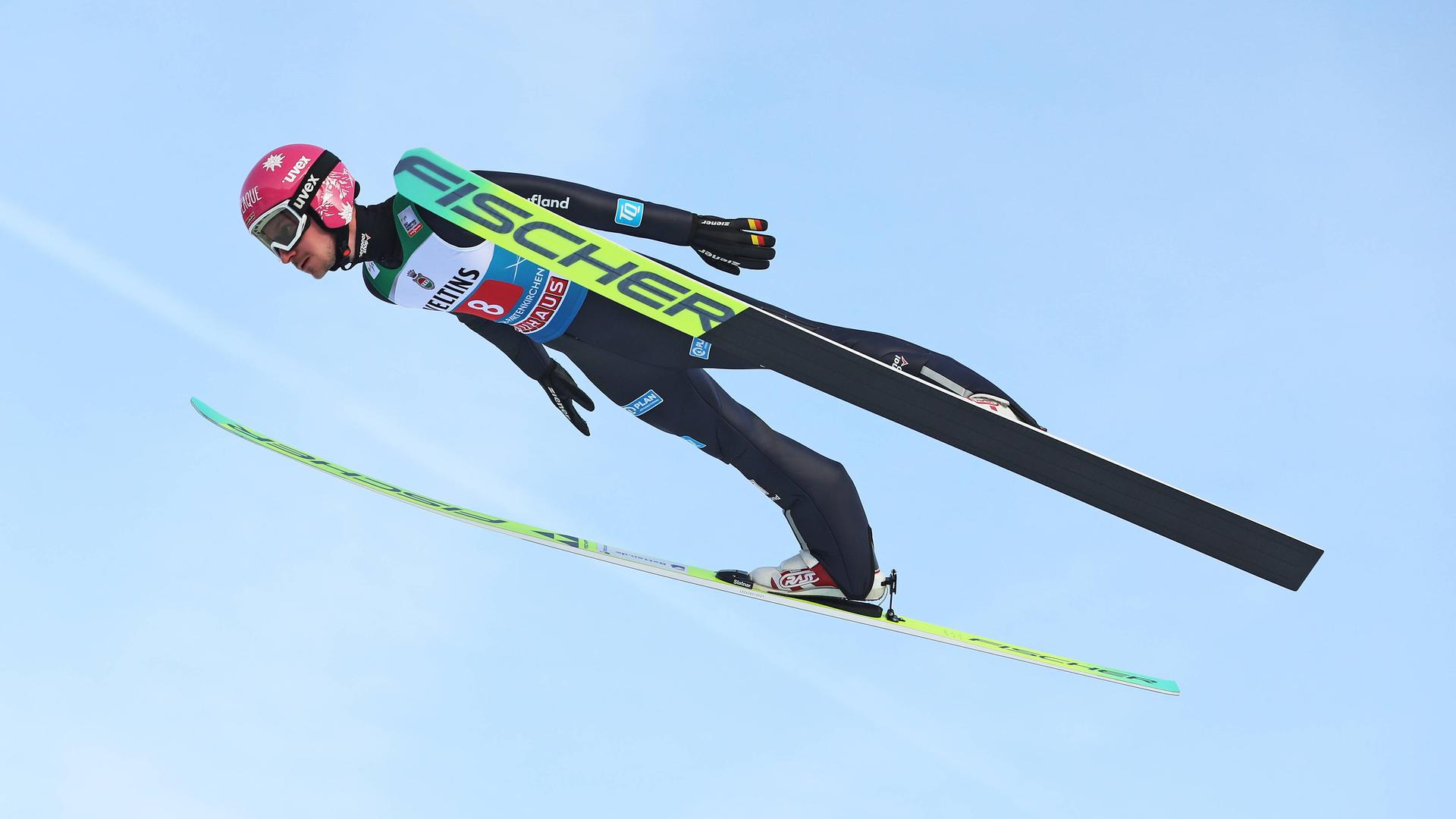 Der deutsche Skispringer Felix Hoffmann befindet sich im Flug nach seinem Absprung beri der 74. Internationale Vierschanzentournee in Garmisch-Partenkirchen