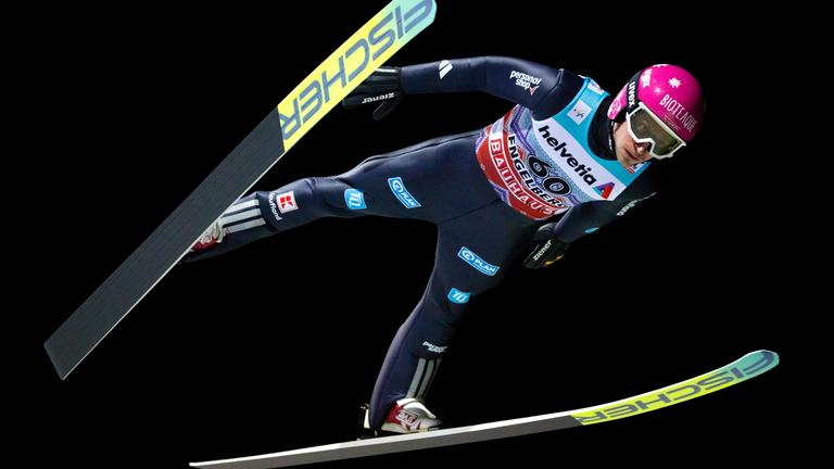 Der deutsche Skispringer Felix Hoffmann befindet sich beim Weltcup in Engelberg im Absprung