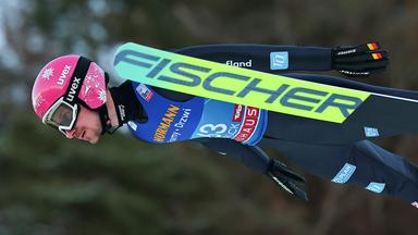 Der deutsche Skispringer Felix Hoffmann befindet sich bei der 74. Vierschanzentournee in Innsbruck im Sprung