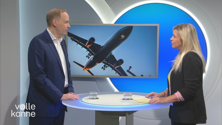 Felix Kempf und Nadine Krüger im Gespräch am Stehtisch über Flugreisen