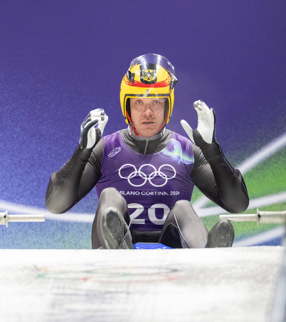 Der deutsche Rennrodler Felix Loch im Training bei den Olympischen Winterspielen in Cortina kurz vor dem Start