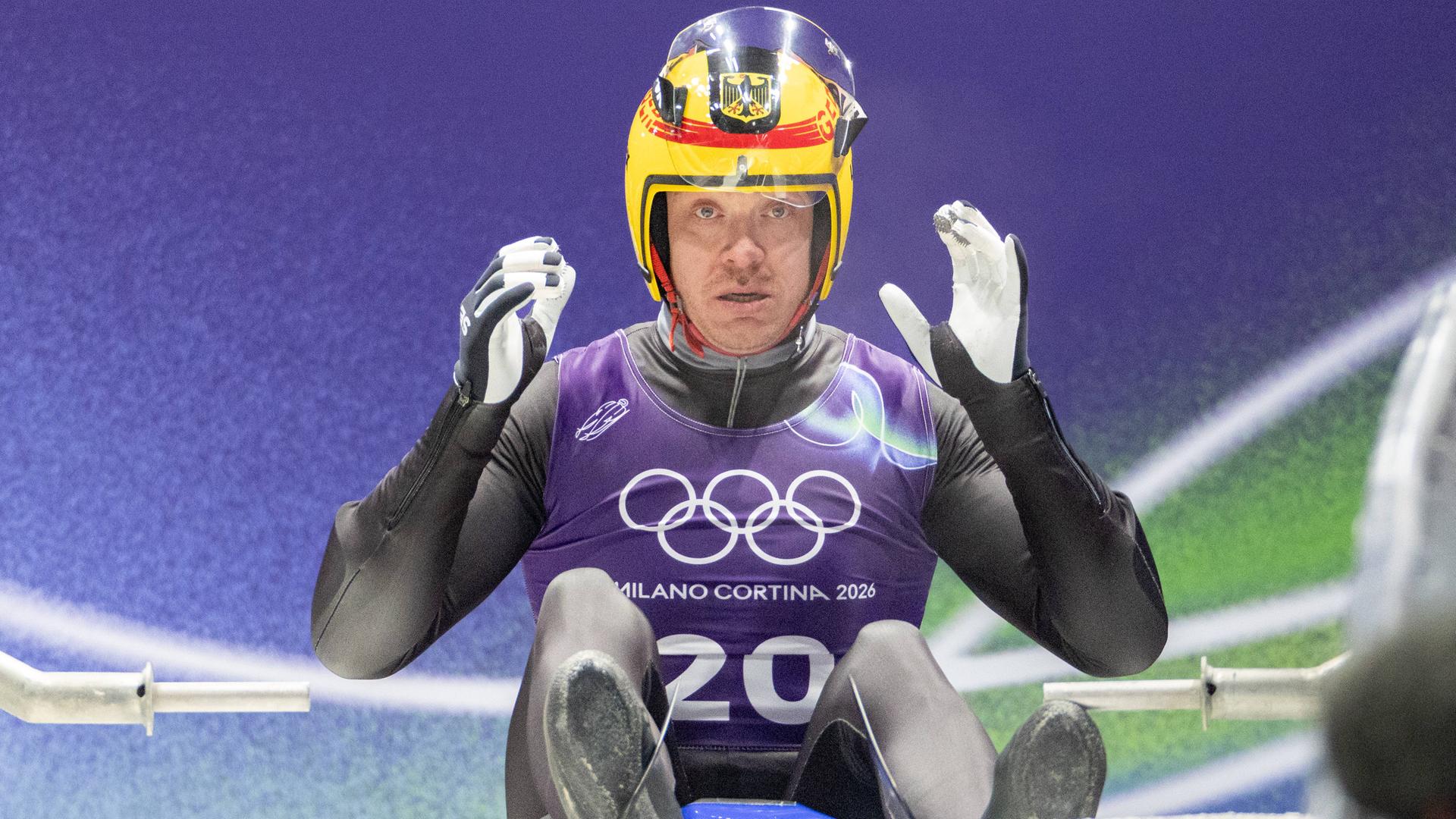 Der deutsche Rennrodler Felix Loch im Training bei den Olympischen Winterspielen in Cortina kurz vor dem Start