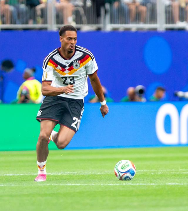 Felix Nmecha dribbelt beim WM-Spiel gegen Curacao