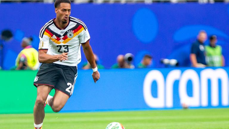 Felix Nmecha dribbelt beim WM-Spiel gegen Curacao