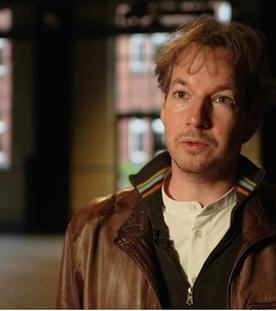 Mann redet in Kamera 