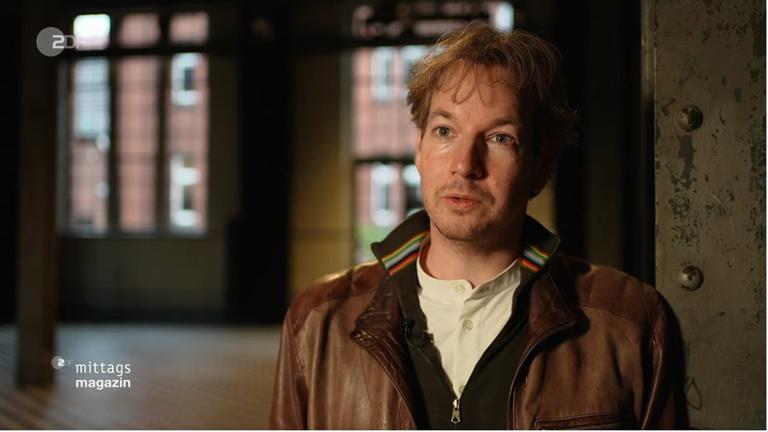 Mann redet in Kamera 