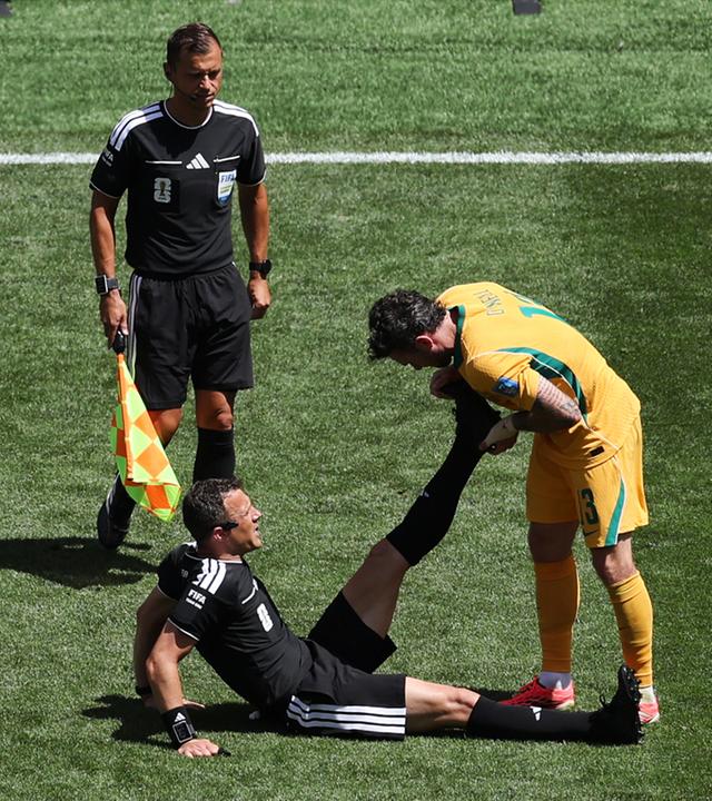 Der deutsche Schiedsrichter Felix Zwayer erleidet beim WM-Spiel USA - Haiti Krämpfe.
