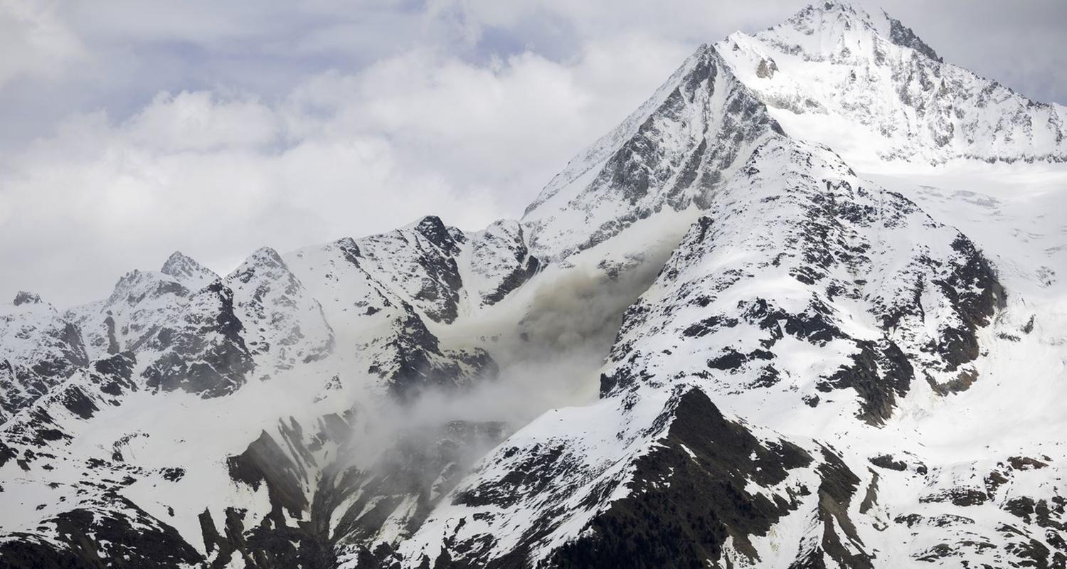 Berg bei dem Dorf Blatten wo ein Fels runter zu stürzen droht