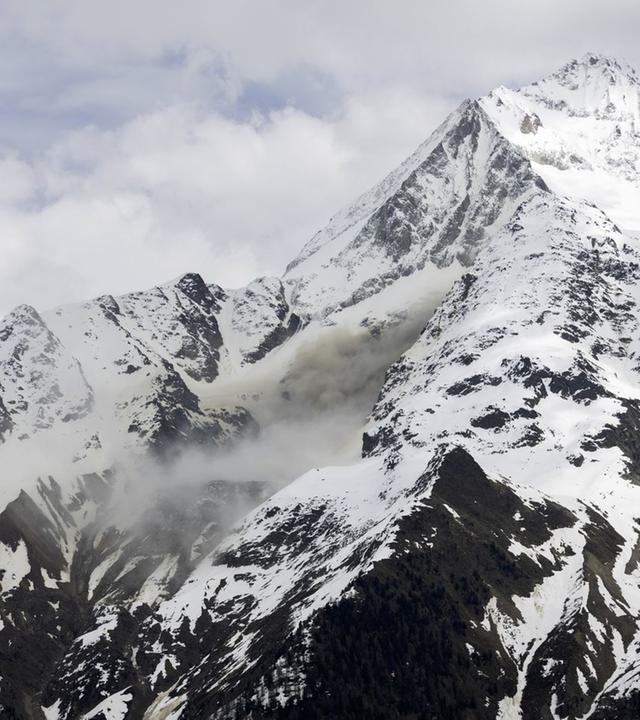 Berg bei dem Dorf Blatten wo ein Fels runter zu stürzen droht