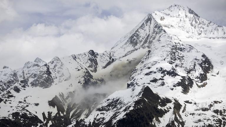 Berg bei dem Dorf Blatten wo ein Fels runter zu stürzen droht
