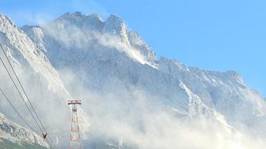 Eine große Staubwolke ist an der Zugspitze zu sehen