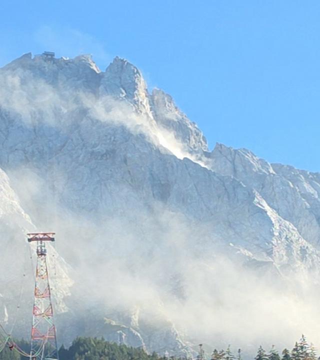 Eine große Staubwolke ist an der Zugspitze zu sehen