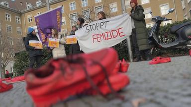 Banner mit dem Schriftzug "Stoppt Femizide"