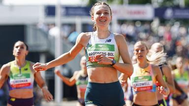 Femke Broeders-Bol läuft bei einem 800-Meter-Lauf ins Ziel