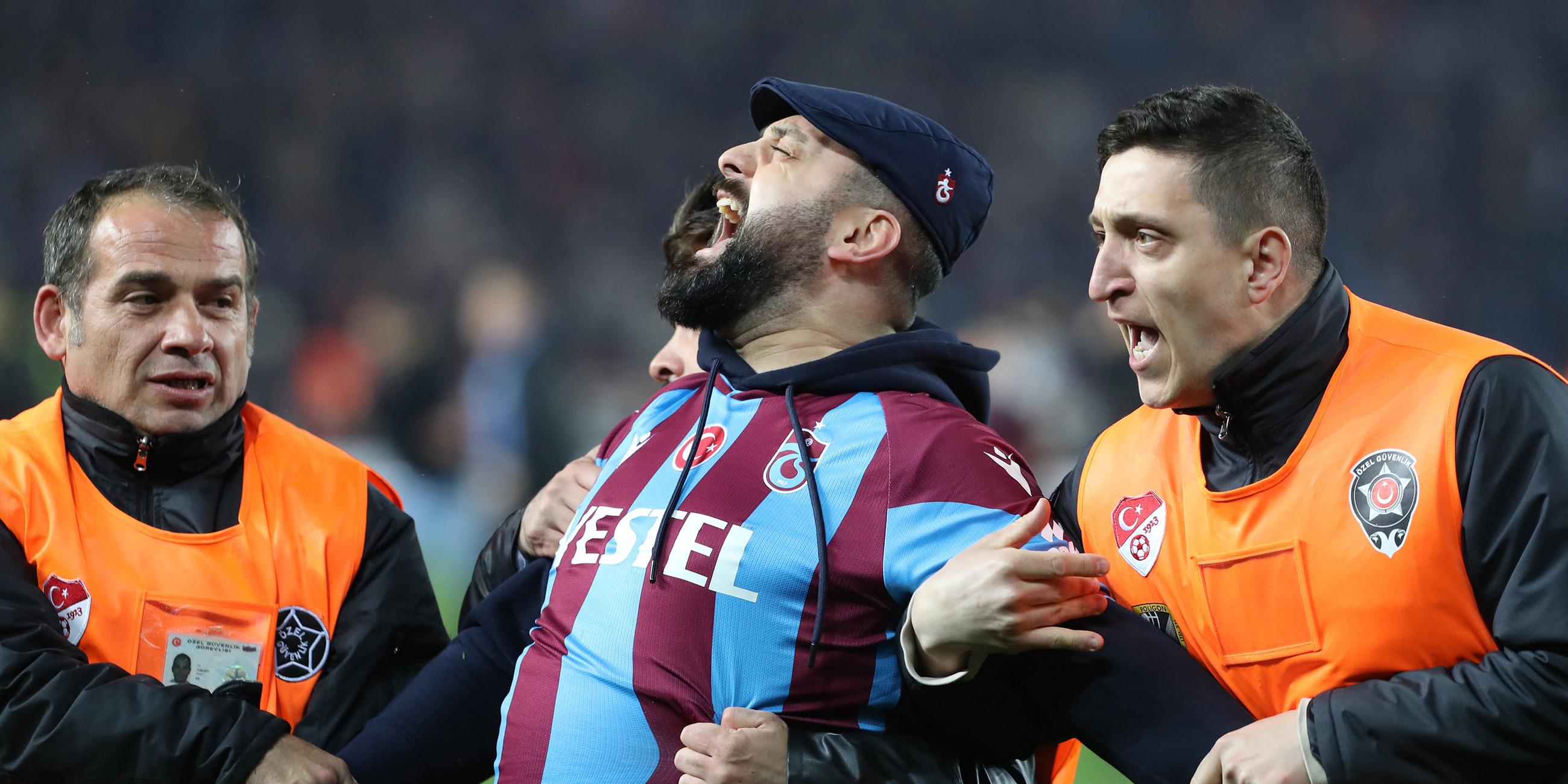 Trabzonspor-Fan wird von Ordner gehalten