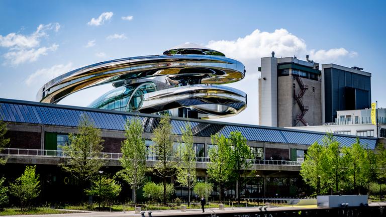 Eine Außenansicht auf die spektakuläre Architektur des neuen Museum Fenix in Rotterdam.