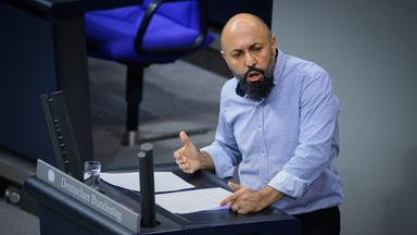 Ferat Koçak (Die Linke) spricht in der 56. Plenarsitzung der 21. Legislaturperiode im Deutschen Bundestag