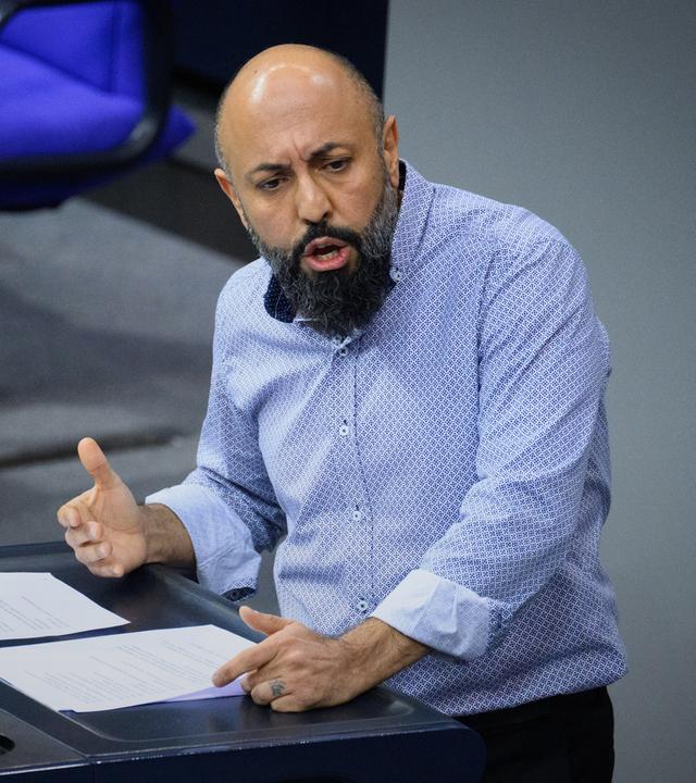 Ferat Koçak (Die Linke) spricht in der 56. Plenarsitzung der 21. Legislaturperiode im Deutschen Bundestag