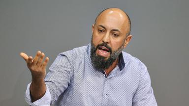 Ferat Kocak, Mitglied der Partei Die Linke, spricht im Deutschen Bundestag. (Archiv)