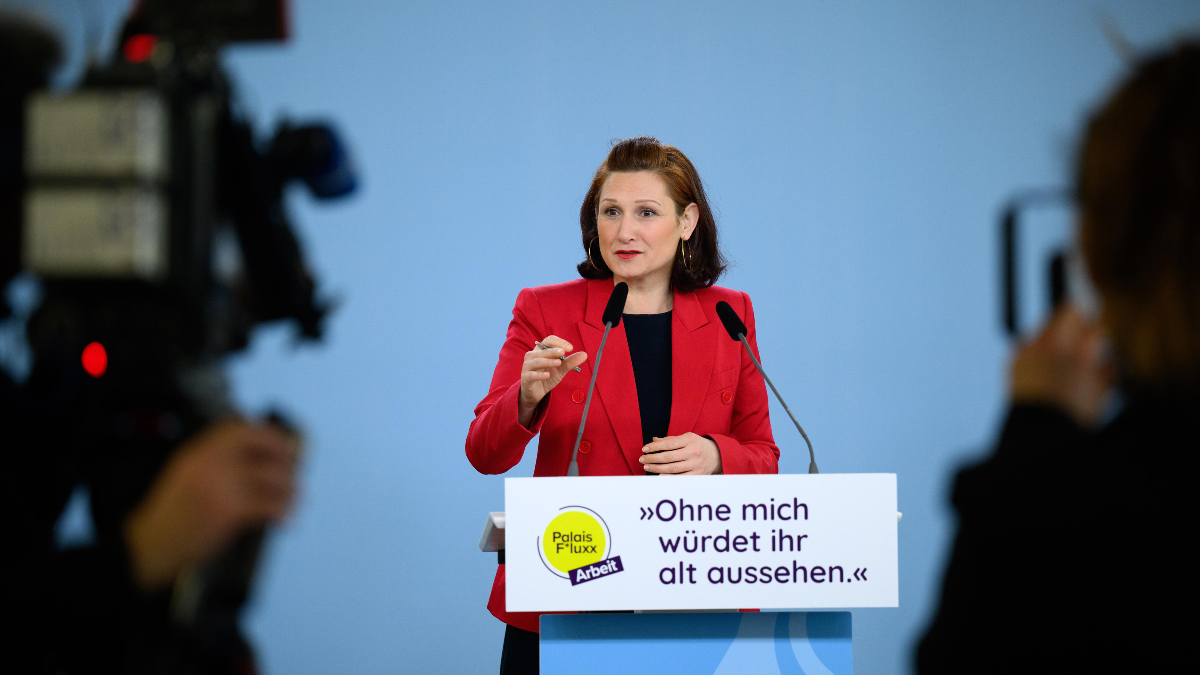 Berlin: Ferda Ataman, Unabhängige Bundesbeauftragte für Antidiskriminierung, spricht bei der Pressekonferenz zur Vorstellung der Kampagne "Ohne mich würdet ihr alt aussehen" im Bundesministerium für Familie, Senioren, Frauen und Jugend.