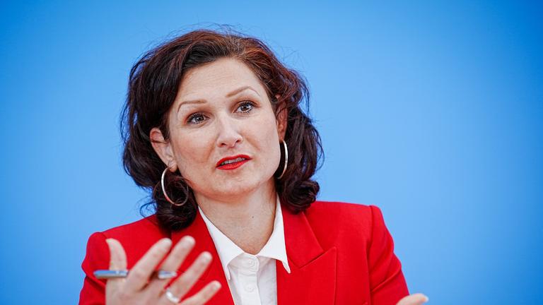 Ferda Ataman, Antidiskriminierungsbeauftragte des Bundes, stellt die Studie "Diskriminierung in der Einwanderungsgesellschaft" der Bertelsmann Stiftung in der Bundespressekonferenz vor.
