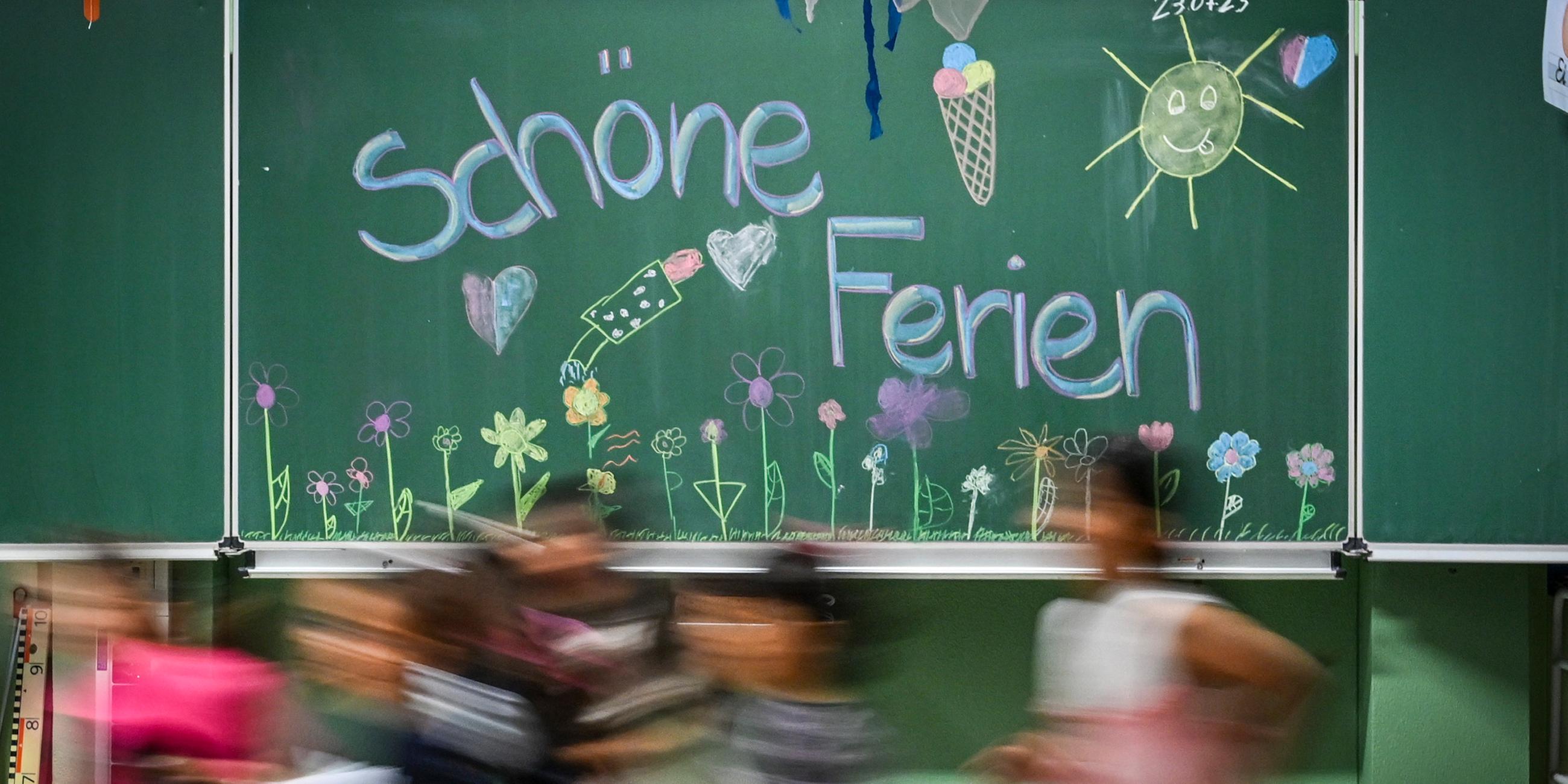 "Schöne Ferien" steht auf einer bunt bemalten Tafel in der Schule in der Köllnischen Heide – ein fröhlicher Gruß zum letzten Schultag vor den Sommerferien. Aufgenommen am 23.07.2025 in Berlin.
