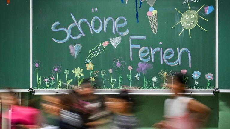 "Schöne Ferien" steht auf einer bunt bemalten Tafel in der Schule in der Köllnischen Heide – ein fröhlicher Gruß zum letzten Schultag vor den Sommerferien. Aufgenommen am 23.07.2025 in Berlin.