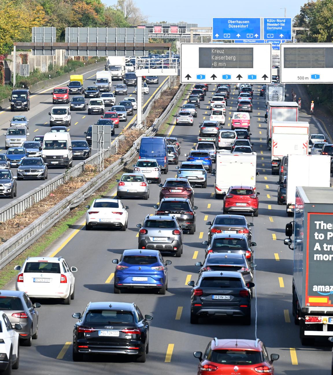 Fahrzeuge stauen sich am Leverkusener Kreuz.